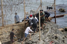 Miles de jóvenes marroquíes llegaron este jueves a la frontera entre Castillejos (Marruecos) y Ceuta para tratar de cruzar la valla que separa las dos ciudades.