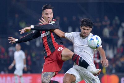 El paraguayo Robert Rojas (d), futbolista de Libertad, disputa el balón en un partido frente a River Plate de los octavos de final de la Copa Libertadores 2025 en el estadio La Huerta, en Asunción, Paraguay.