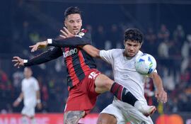 El paraguayo Robert Rojas (d), futbolista de Libertad, disputa el balón en un partido frente a River Plate de los octavos de final de la Copa Libertadores 2025 en el estadio La Huerta, en Asunción, Paraguay.