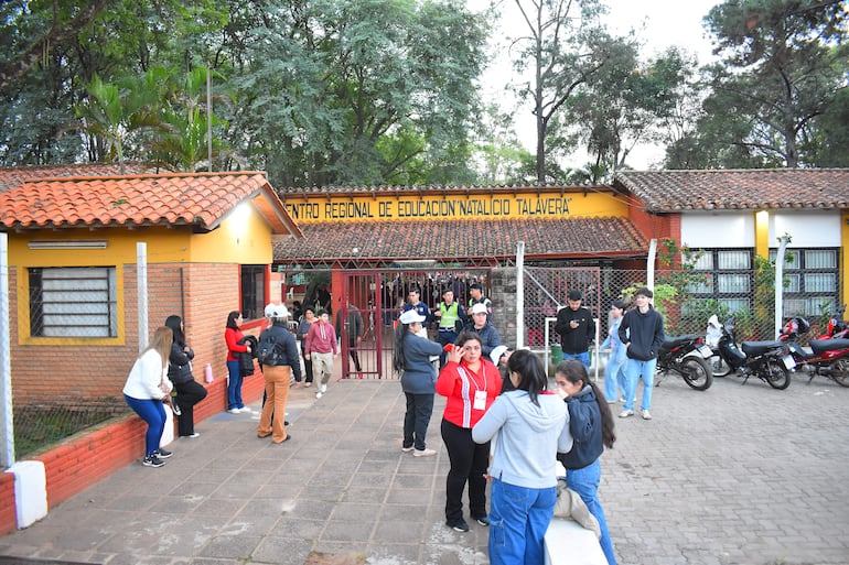 Los electores comenzaron a votar en el Centro Regional de Educación 'Natalicio Talavera' en Villarrica.