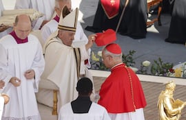 El entonces cardenal Robert Francis Prevost (de rojo) junto al papa Francisco, en septiembre de 2023.