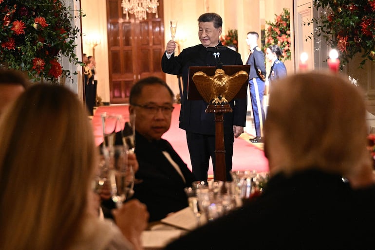 El presidente de China, Xi Jinping, propone un brindis durante una cena de Estado ofrecida por el presidente de Estados Unidos, Donald Trump, en el Salón Este de la Casa Blanca