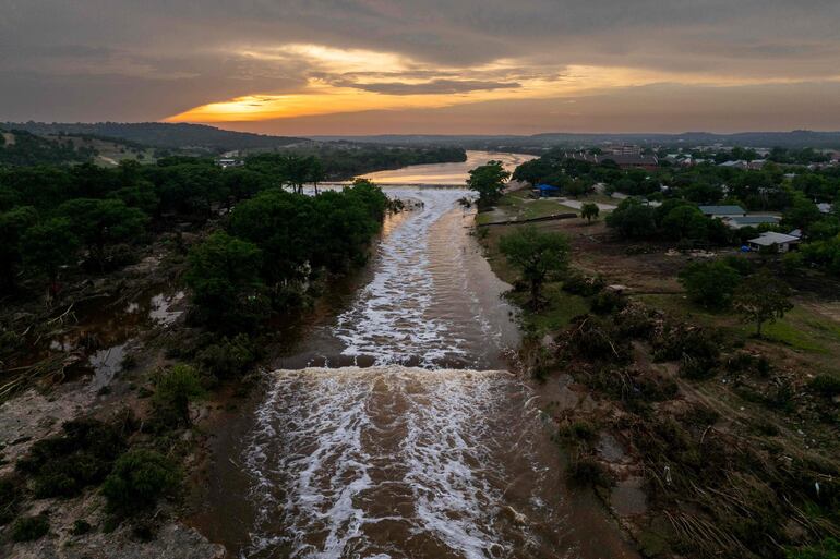 Vista aérea del atardecer sobre el río Guadalupe el 6 de julio de 2025 en Kerrville, Texas. Las fuertes lluvias provocaron graves inundaciones en el río Guadalupe, en el centro de Texas, dejando más de 80 muertos.