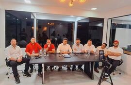 Líderes de varios movimientos disidentes del partido colorado de la ciudad de Ñemby dan respaldo al candidato a la intendencia de Añetete, Julio César Vallejos.