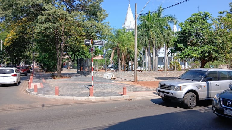 Así es la vista de la vereda de la calle José Gaspar Rodríguez de Francia, en el fondo se puede apreciar a la Catedral de San Lorenzo.