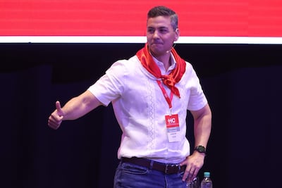 El presidente de Paraguay, Santiago Peña, saluda durante la plenaria del movimiento político Honor Colorado el sábado, en el Centro de Convenciones de la Conmebol. 