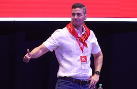 El presidente de Paraguay, Santiago Peña, saluda durante la plenaria del movimiento político Honor Colorado el sábado, en el Centro de Convenciones de la Conmebol.