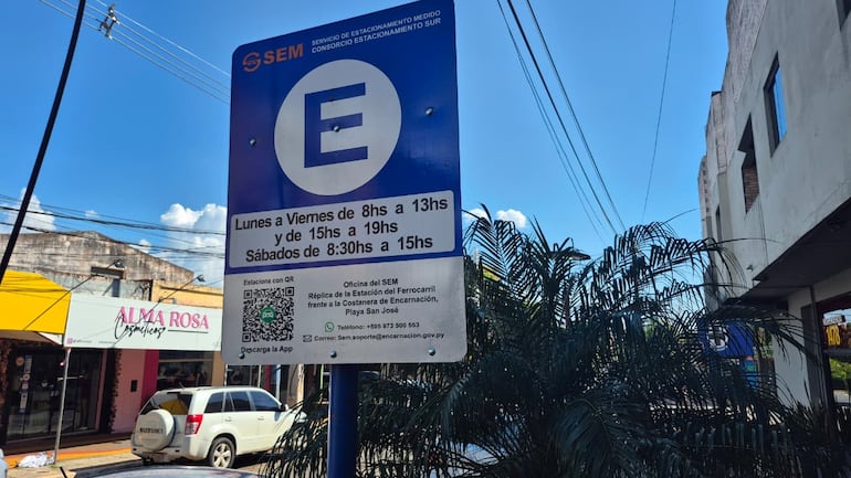 Cartel informativo del Sistema de Estacionamiento Medido (SEM) en Encarnación.