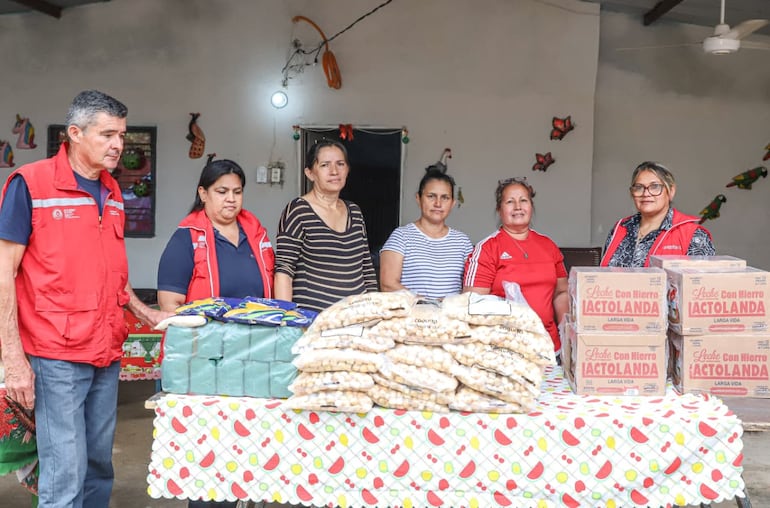 Chalecos rojos del MINNA realizaron entrega de alimentos para garantizar la alimentación de 150 niños en zonas de Luque afectadas por temporal.