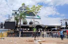 Basura en inmediaciones de la Basílica de Caacupé.