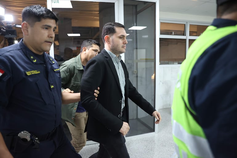 El exsenador Hernán Rivas llega a una audiencia este jueves en Asunción. EFE/ Juan Pablo Pino