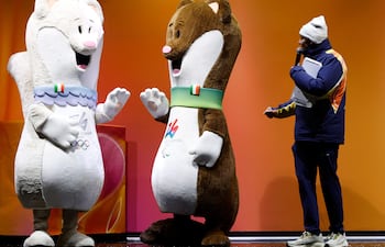 Milo (der.) y Tina, las mascotas de los Juegos Olímpicos y Paralímpicos Milano Cortina, permanecen sobre el escenario en Cortina d’Ampezzo antes del último relevo de la antorcha olímpica en la ciudad, el 26 de enero de 2026.