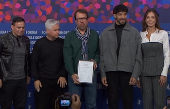 Aníbal Ortiz, Sebastián Peña Escobar, Marcelo Martinessi, Diro Romero y Belén Vierci, de la película paraguaya "Narciso", recibiendo el premio Fipresci de la sección Panorama de la Berlinale.