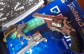 Los dos revólveres incautados en el colegio.