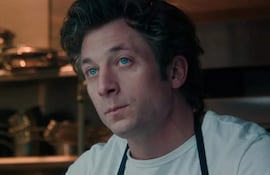 Jeremy Allen White, con expresión tranquila, aparece en primer plano con un fondo desenfocado destacando su rostro.