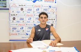 Líder Cáceres en la presentación como refuerzo de Nacional en la sede del club en el estadio Arsenio Erico, en Asunción, Paraguay.