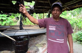 Mario Olaya Trinidad sostiene un balde de agua contaminada por el fracking en la comunidad de San Andrés, en Papantla, estado de Veracruz, el 11 de abril de 2026.
