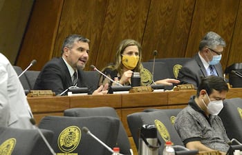 Los diputados Édgar Acosta (PLRA) y Kattya González (PEN) impulsan el pedido de interpelación al presidente de la Essap.