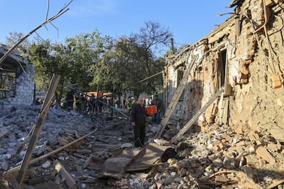 Daños en el lugar de un ataque ruso contra una zona residencial de Járkov, en el noreste de Ucrania.