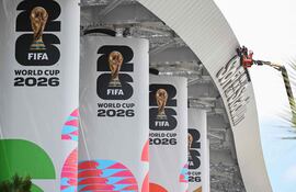 trabajadores en una grúa en el Estadio de Los Ángeles (anteriormente llamado SoFi Stadium) antes de la Copa Mundial de la FIFA 2026 en Los Ángeles.
