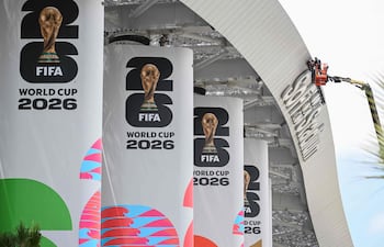 trabajadores en una grúa en el Estadio de Los Ángeles (anteriormente llamado SoFi Stadium) antes de la Copa Mundial de la FIFA 2026 en Los Ángeles.