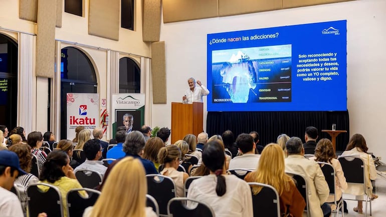 La conferencia reunió a autoridades académicas de la UMAX, profesionales del área de la salud, terapeutas, familias en tratamiento y público en general.