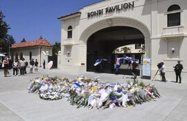 La playa de Bondi, uno de los grandes iconos turísticos de Australia, amaneció este lunes casi vacía y en silencio, con flores, velas y mensajes de duelo tras el atentado contra un acto festivo de la comunidad judía que dejó al menos 16 muertos, incluido un presunto atacante, el tiroteo más grave del país en las últimas tres décadas.