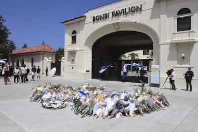La playa de Bondi, uno de los grandes iconos turísticos de Australia, amaneció este lunes casi vacía y en silencio, con flores, velas y mensajes de duelo tras el atentado contra un acto festivo de la comunidad judía que dejó al menos 16 muertos, incluido un presunto atacante, el tiroteo más grave del país en las últimas tres décadas.