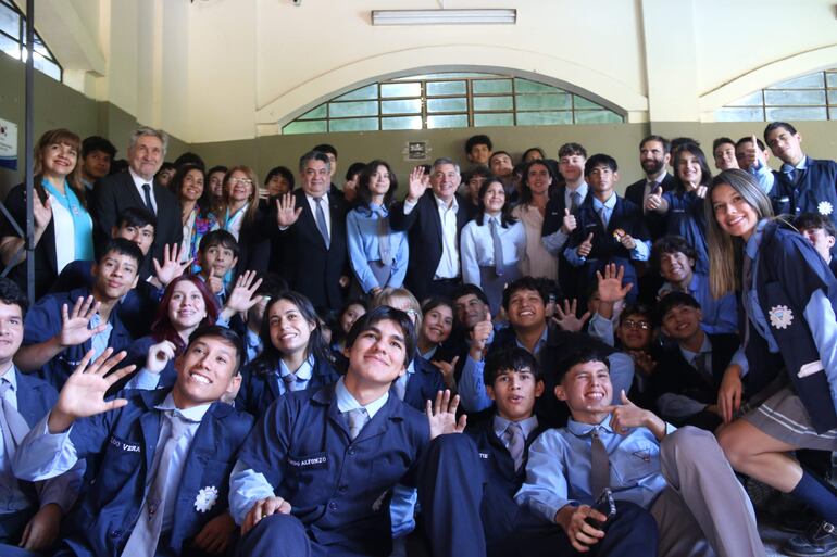 Estudiantes de bachillerato de la Escuela Nacional de Comercio No. 1 'Alfonso B. Campos' posan junto a autoridades del Gobierno de Paraguay y del Gobierno de España, tras la inauguración de su nuevo laboratorio de  electrotecnia, este miércoles en Asunción (Paraguay). 