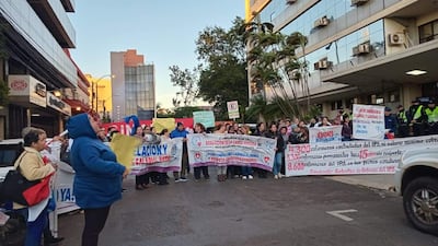 Enfermeras y trabajadores de salud en protesta, sosteniendo pancartas con mensajes de reclamo, en un ambiente urbano.