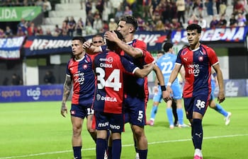 El mediocampista de Cerro Porteño, Jorge Morel celebra tras anotar el tanto que le dio al Ciclón el pase a los octavos de final de la Copa Paraguay.