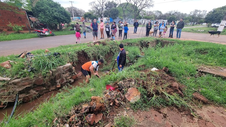 Vecinos limpian canal tras inundaciones en San Juan Bautista Vecinos limpian canal tras inundaciones en San Juan Bautista