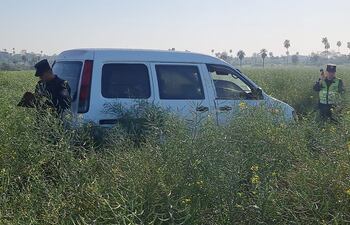El vehículo fue abandonado en medio de una plantación de canola en Minga Guazú.