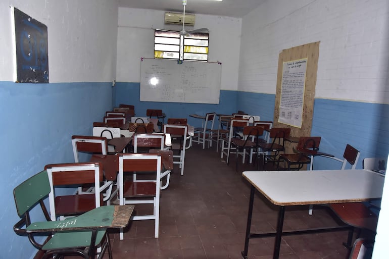 Una estrecha sala de clases en el colegio Stella Maris.