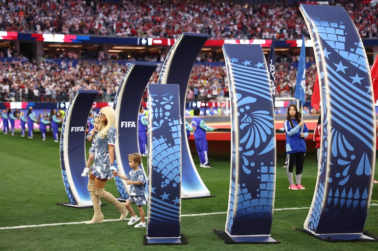 Paris Hilton y sus hijos London y Phoenix en el SoFi Stadium. (Fran Santiago/Getty Images/AFP)
