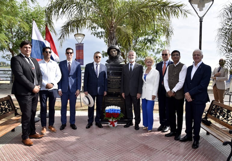 Inauguración del busto del cosmonauta ruso, Yuri Gagarin, en la Costanera de Asuncion. Asistieron miembros del cuerpo diplomático acredita ante el gobierno paraguayo.