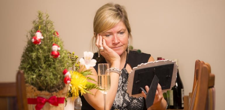 Cuando existe una pérdida reciente, ya sea de un familiar o de un amigo querido, la silla vacía en la mesa de Navidad puede intensificar la pena.