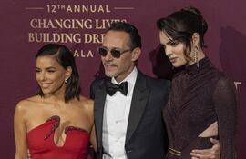 Nadia Ferreira junto a su esposo Marc Anthony y Eva Longoria en la 12ª Gala Anual Changing Lives, Building Dreams, Nueva York.