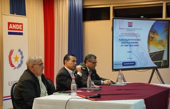 El titular  de ANDE, Félix Sosa, encabezó la reunión  enmarcada por el proyecto de  planta solar en Mariscal Estigarribia.