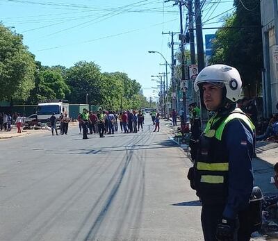 La avenida Artigas está bloqueada por manifestantes indígenas.