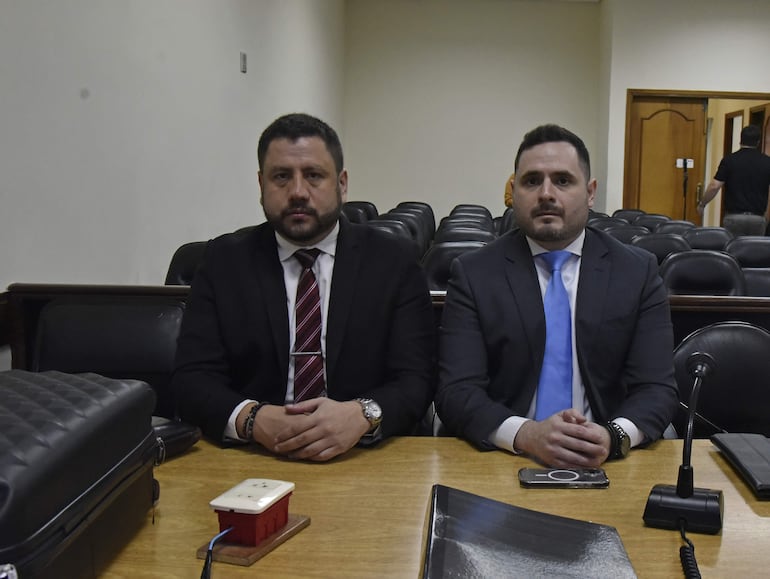 Fiscal Silvio Corbeta Dinamarca (der.) y el asistente fiscal Guillermo Samaniego.