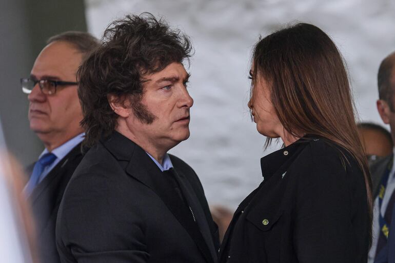 El presidente de Argentina, Javier Milei (i), conversa con la vicepresidenta del país, Victoria Villarruel (d), durante la ceremonia conmemorativa por el trigésimo segundo aniversario del atentado que sufrió la embajada de Israel en 1992, este lunes, en Buenos Aires (Argentina).