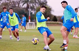 Bobadilla y Riveros, en la práctica de la mañana de ayer. Atrás, Ojeda y Galarza.