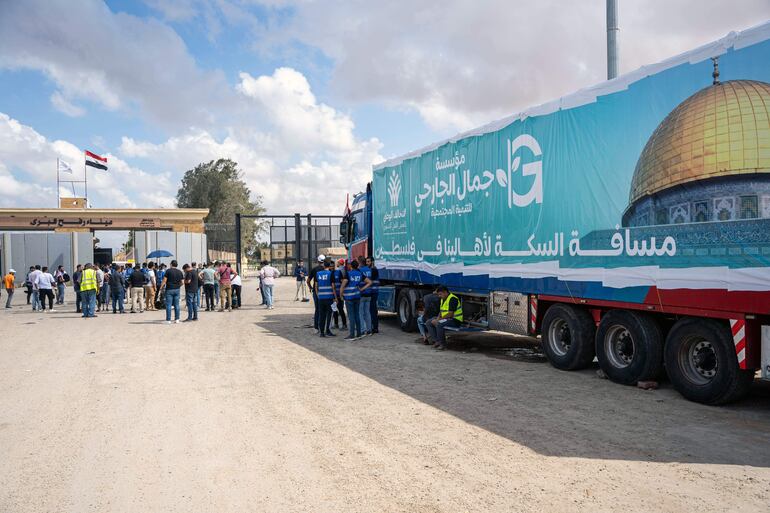 Paso de Rafah, la puerta de entrada en Egipto e Israel. Un camión con ayuda humanitaria está listo para ingresar y hacer llegar la ayuda humanitaria para los civiles en Gaza. (EFE)