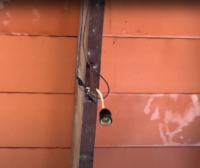 Ni los focos se salvan de los "chespis" en la escuela Virgen de Luján del Bañado Sur.