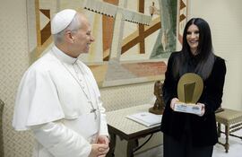 La cantante italiana Laura Pausini en una audiencia privada con el Papa León XIV en la Ciudad del Vaticano.(EFE/EPA/VATICAN MEDIA)