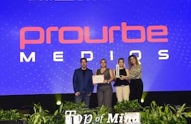 Directivos de Prourbe exhiben con orgullo el reconocimiento recibido en TOM Enterprise 2026.