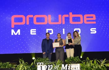 Directivos de Prourbe exhiben con orgullo el reconocimiento recibido en TOM Enterprise 2026.