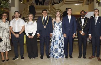 Lea Giménez, jefa del gabinete presidencial; el intendente de Asunción, Oscar Rodríguez; Angie Duarte, ministra de Turismo; Oscar Vázquez, presidente nacional de la JCI; Nikki Schaul, de la JCI Internacional; el presidente de la República del Paraguay, Santiago Peña; Kaveen Kumar, presidente mundial de la JCI y Luis Paniagua, miembro de la JCI Paraguay.