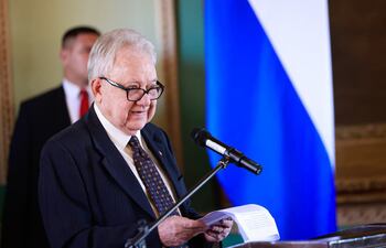 El escritor Gustavo Laterza pronuncia su discurso de agradecimiento tras recibir el Premio Nacional de Literatura 2025.